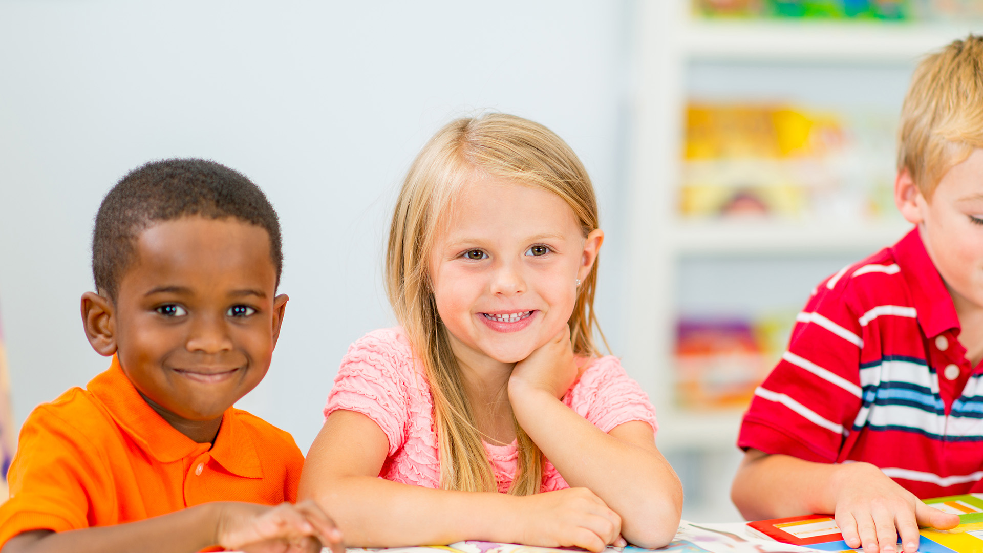 Fröhliche Kinder während eines Sprachkurses