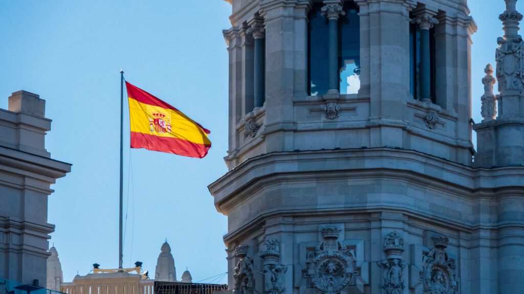 Spanische Flagge neben einem historischen Gebäude